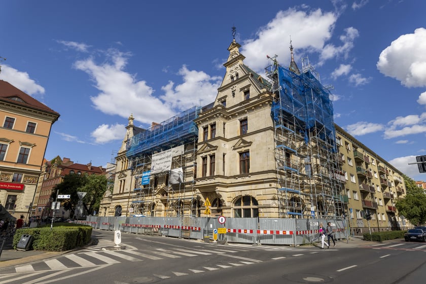 Zabytkowy budynek pod adresem ul. Gepperta 4 we Wrocławiu w trakcie renowacji, sierpień 2023