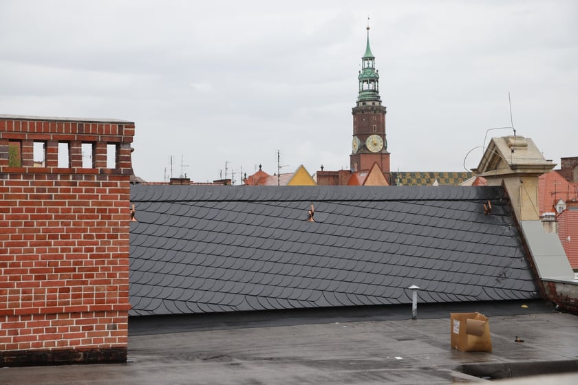 Zabytkowy budynek pod adresem ul. Gepperta 4 we Wrocławiu w trakcie renowacji, sierpień 2023