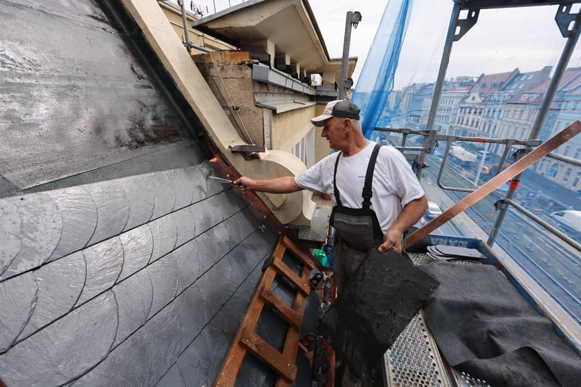 Zabytkowy budynek pod adresem ul. Gepperta 4 we Wrocławiu w trakcie renowacji, sierpień 2023