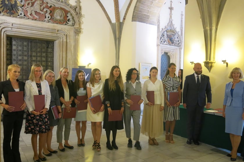 Ślubowanie i&nbsp;wręczenie akt&oacute;w nadania stopnia awansu zawodowego nauczyciela mianowanego z udziałem prezydenta Wrocławia Jacka Sutryka