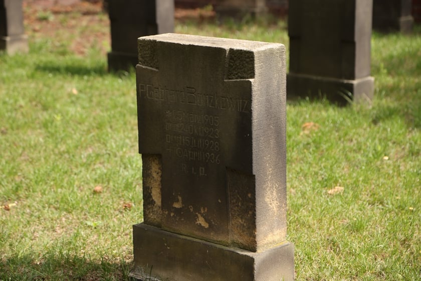 Cmentarz przy klasztorze franciszkanów na Karłowicach