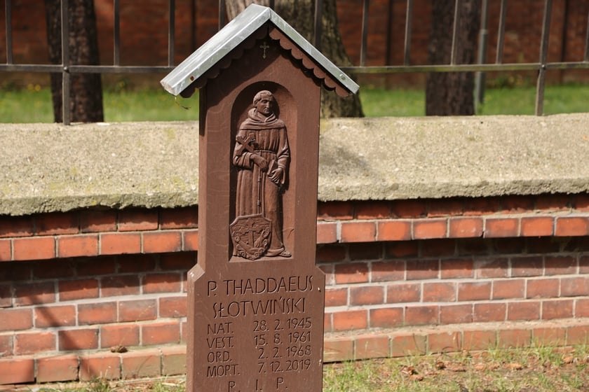 Cmentarz przy klasztorze franciszkanów na Karłowicach