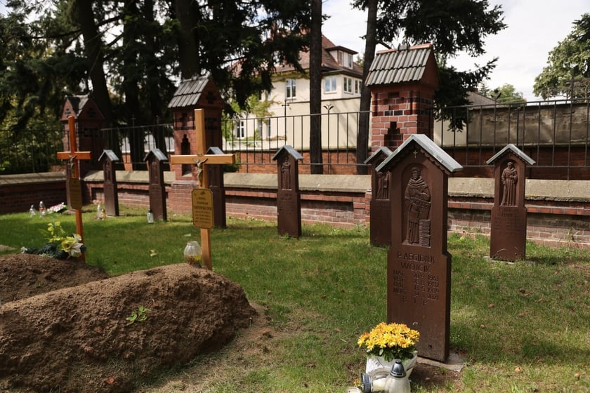 Cmentarz przy klasztorze franciszkanów na Karłowicach