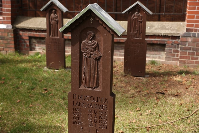 Cmentarz przy klasztorze franciszkanów na Karłowicach