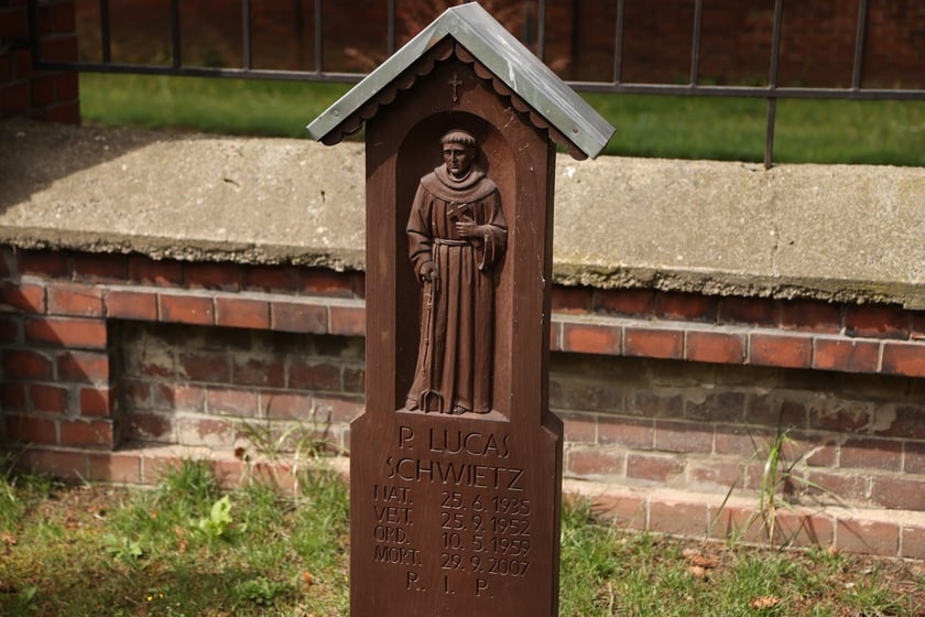 Cmentarz przy klasztorze franciszkanów na Karłowicach