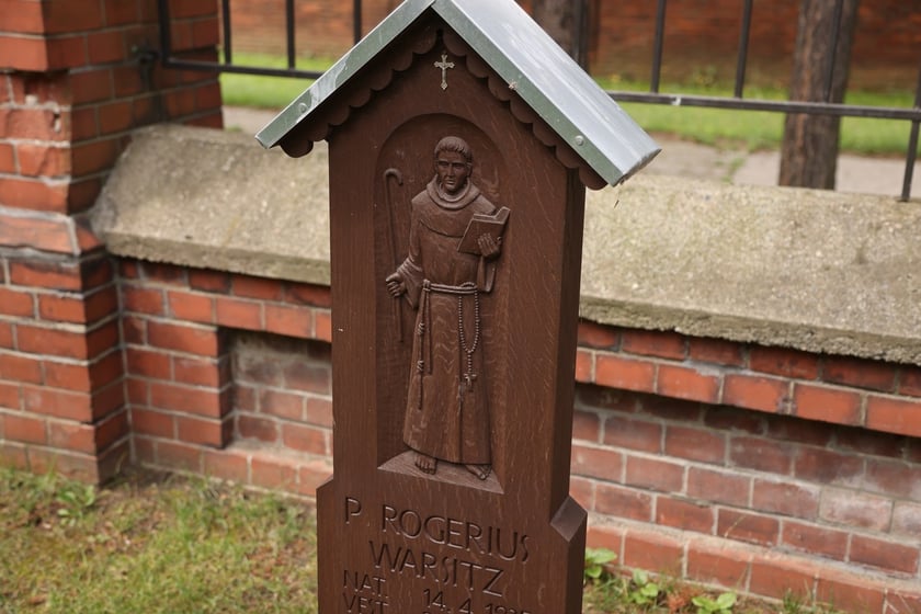 Cmentarz przy klasztorze franciszkanów na Karłowicach