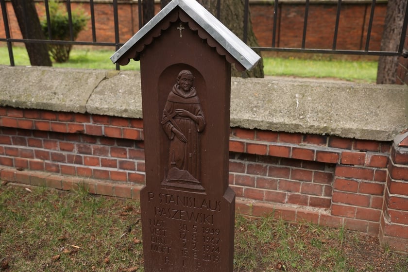 Cmentarz przy klasztorze franciszkanów na Karłowicach