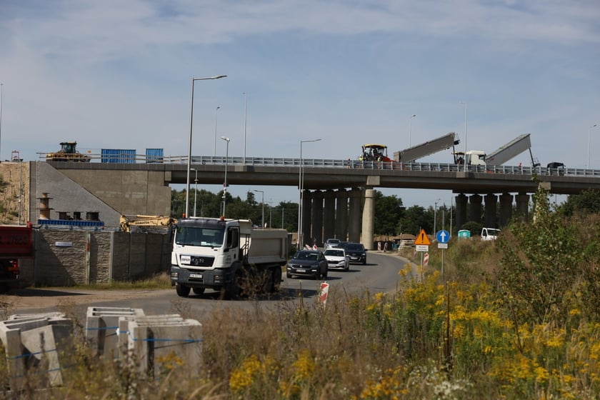 Robotnicy pracujący na wiadukcie, układają ostatnią warstwę nawierzchni