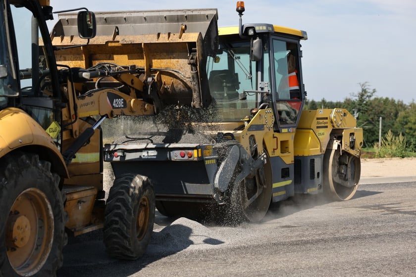 Robotnicy pracujący na wiadukcie, układają ostatnią warstwę nawierzchni