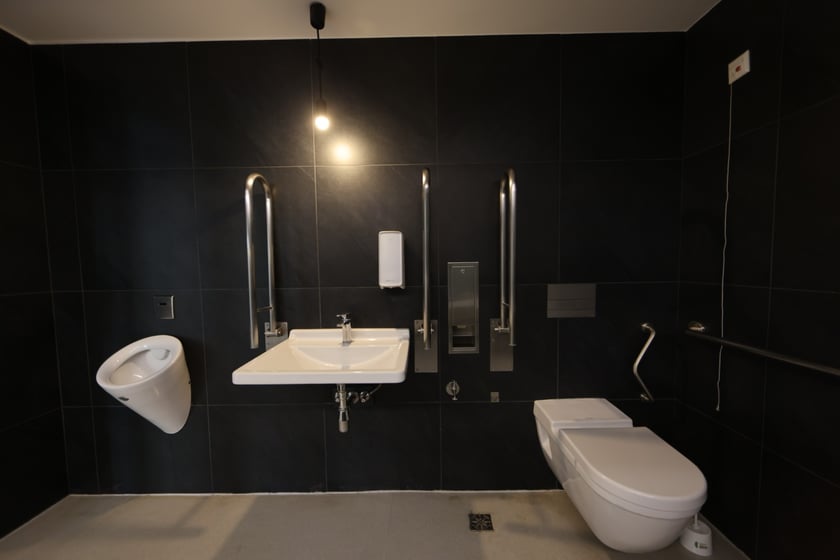 Klubokawiarnia Barbara została wyposażona w komfortkę - miejsce, w którym w godnych warunkach można przewinąć dorosłą osobę z niepełnosprawnościami