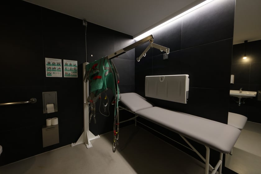 Klubokawiarnia Barbara została wyposażona w komfortkę - miejsce, w którym w godnych warunkach można przewinąć dorosłą osobę z niepełnosprawnościami