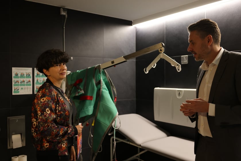 Klubokawiarnia Barbara została wyposażona w komfortkę - miejsce, w którym w godnych warunkach można przewinąć dorosłą osobę z niepełnosprawnościami