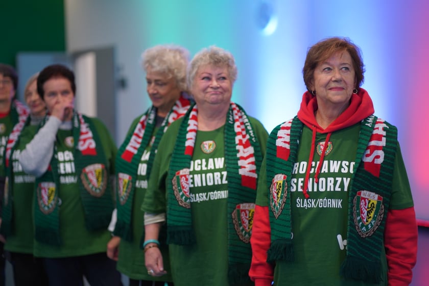 Seniorzy, nauczyciele i studenci na meczu Śląsk - Górnik