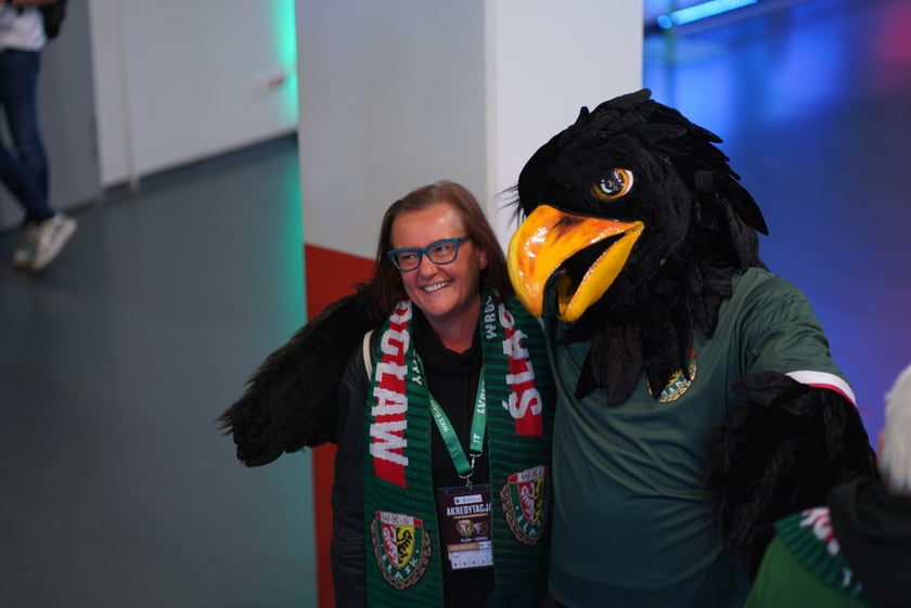 Seniorzy, nauczyciele i studenci na meczu Śląsk - Górnik