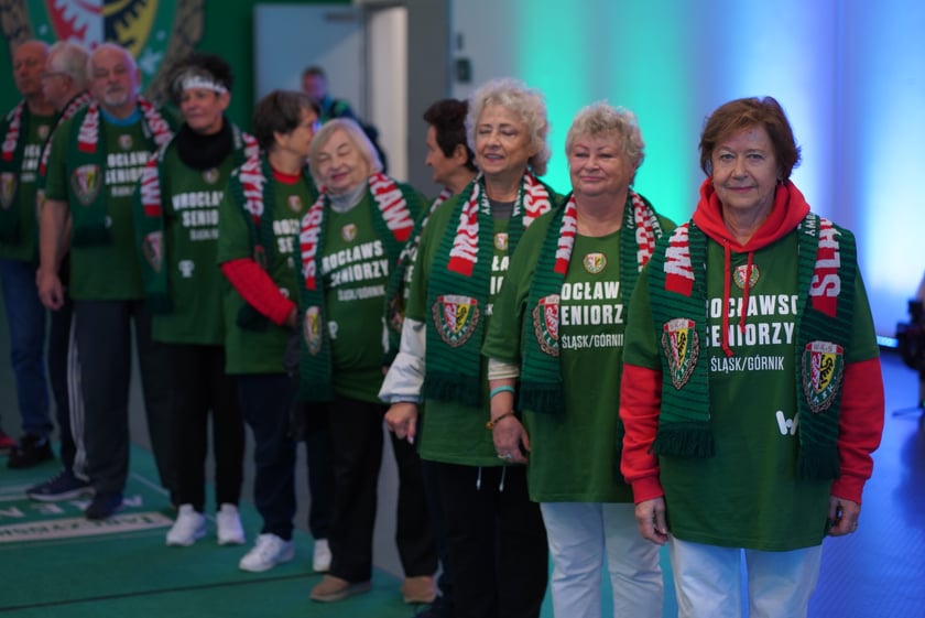 Seniorzy, nauczyciele i studenci na meczu Śląsk - Górnik