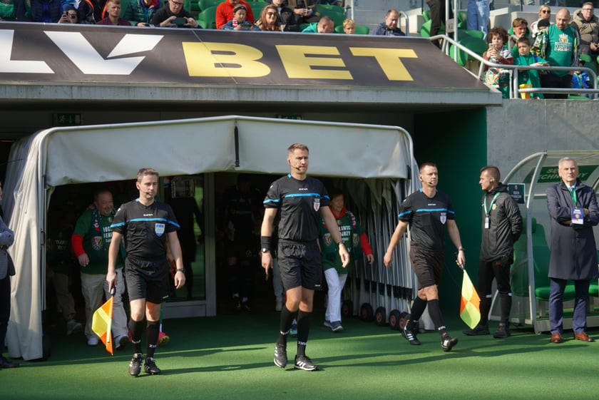 Seniorzy, nauczyciele i studenci na meczu Śląsk - Górnik