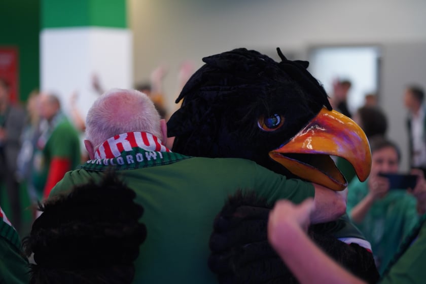 Seniorzy, nauczyciele i studenci na meczu Śląsk - Górnik