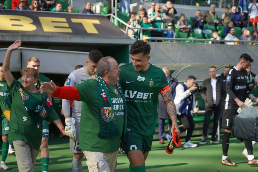 Seniorzy, nauczyciele i studenci na meczu Śląsk - Górnik