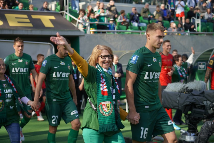 Seniorzy, nauczyciele i studenci na meczu Śląsk - Górnik