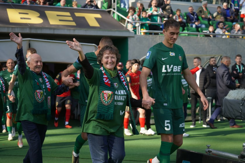 Seniorzy, nauczyciele i studenci na meczu Śląsk - Górnik