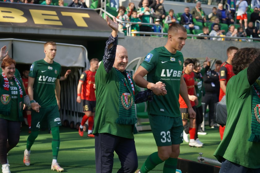 Seniorzy, nauczyciele i studenci na meczu Śląsk - Górnik