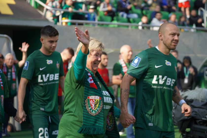 Seniorzy, nauczyciele i studenci na meczu Śląsk - Górnik