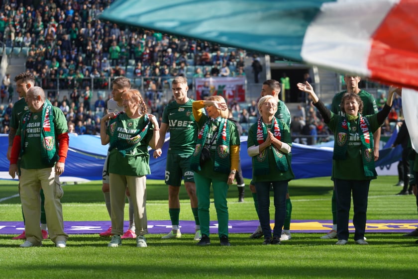 Seniorzy, nauczyciele i studenci na meczu Śląsk - Górnik
