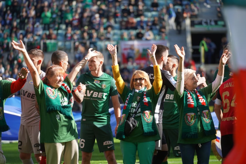 Seniorzy, nauczyciele i studenci na meczu Śląsk - Górnik