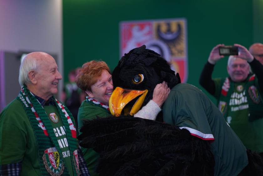 Seniorzy, nauczyciele i studenci na meczu Śląsk - Górnik