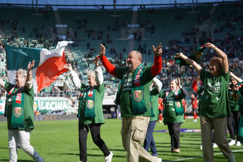 Seniorzy, nauczyciele i studenci na meczu Śląsk - Górnik