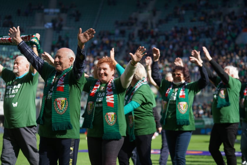 Seniorzy, nauczyciele i studenci na meczu Śląsk - Górnik