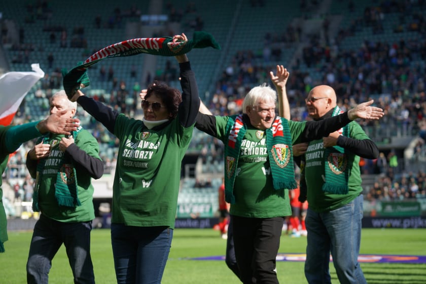 Seniorzy, nauczyciele i studenci na meczu Śląsk - Górnik