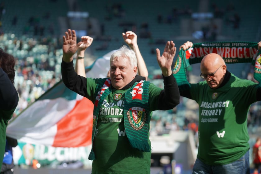 Seniorzy, nauczyciele i studenci na meczu Śląsk - Górnik