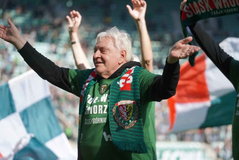 Seniorzy, nauczyciele i studenci na meczu Śląsk - Górnik
