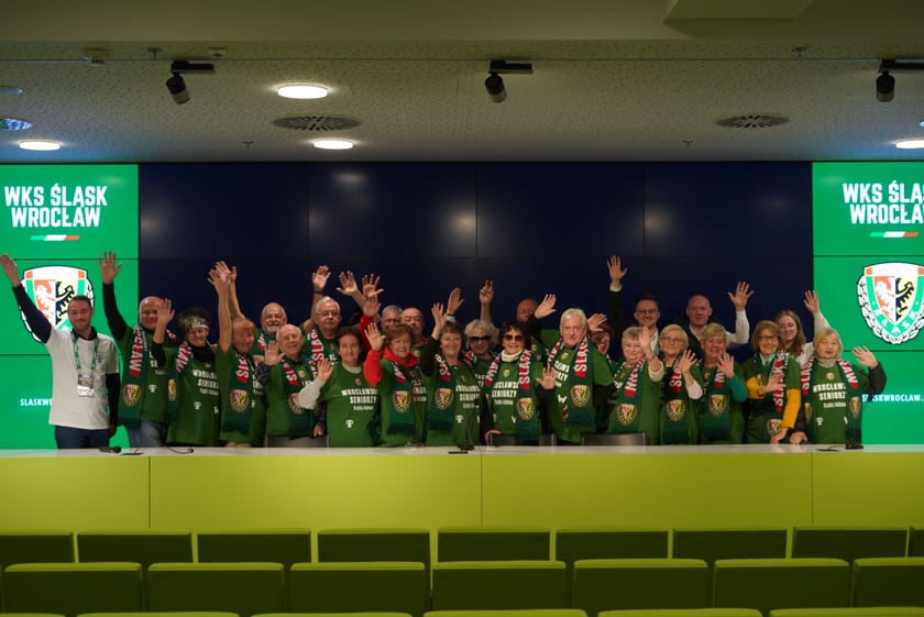 Seniorzy, nauczyciele i studenci na meczu Śląsk - Górnik