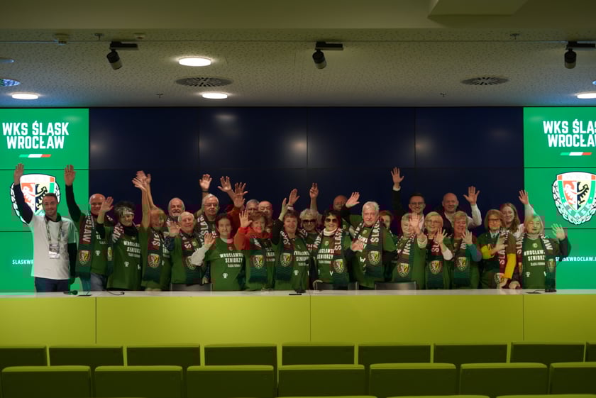 Seniorzy, nauczyciele i studenci na meczu Śląsk - Górnik