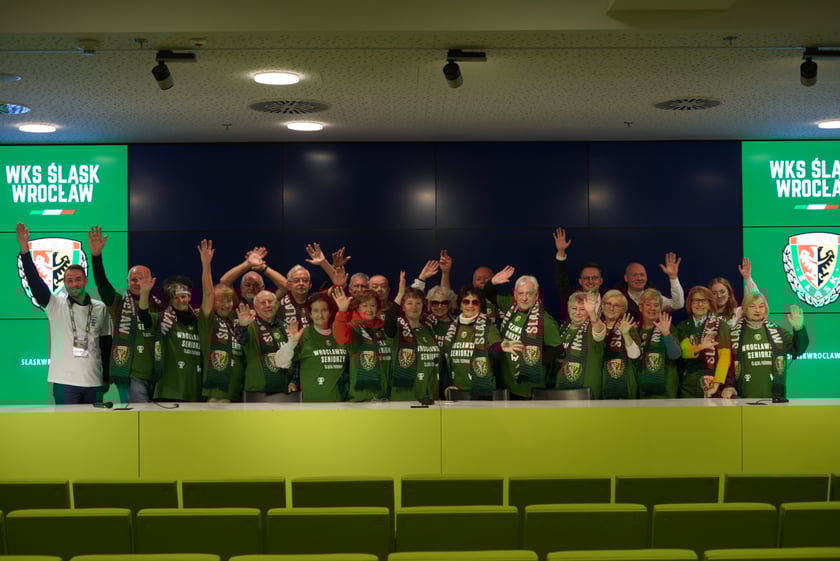 Seniorzy, nauczyciele i studenci na meczu Śląsk - Górnik