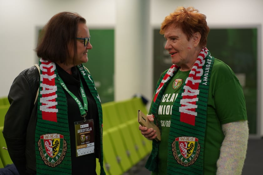 Seniorzy, nauczyciele i studenci na meczu Śląsk - Górnik