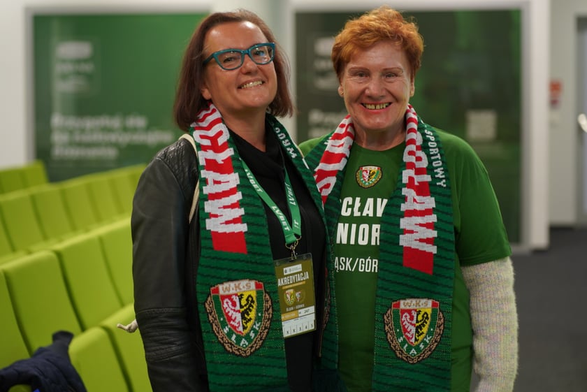 Seniorzy, nauczyciele i studenci na meczu Śląsk - Górnik