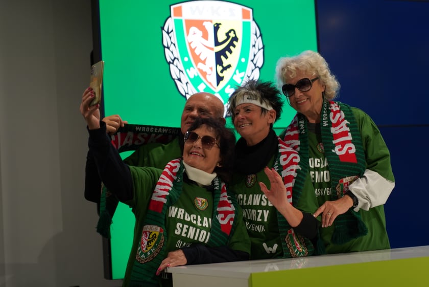 Seniorzy, nauczyciele i studenci na meczu Śląsk - Górnik