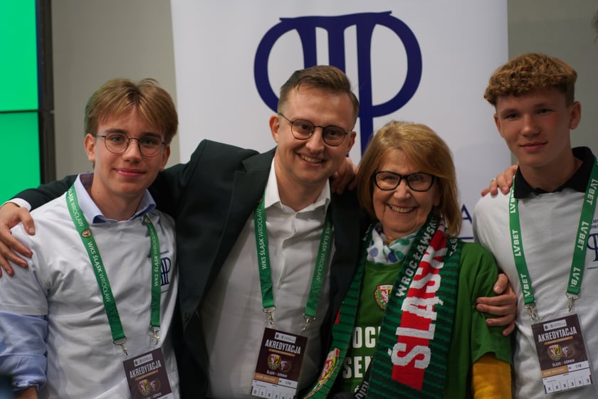 Seniorzy, nauczyciele i studenci na meczu Śląsk - Górnik