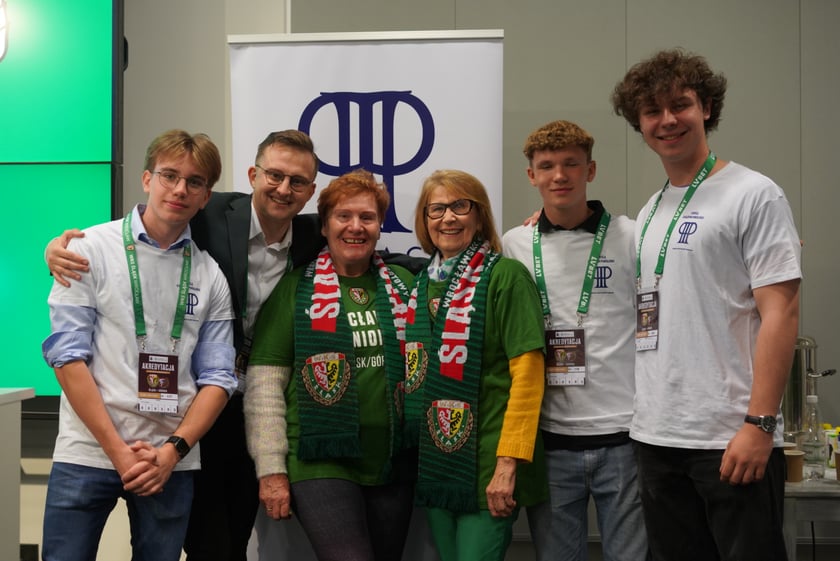 Seniorzy, nauczyciele i studenci na meczu Śląsk - Górnik