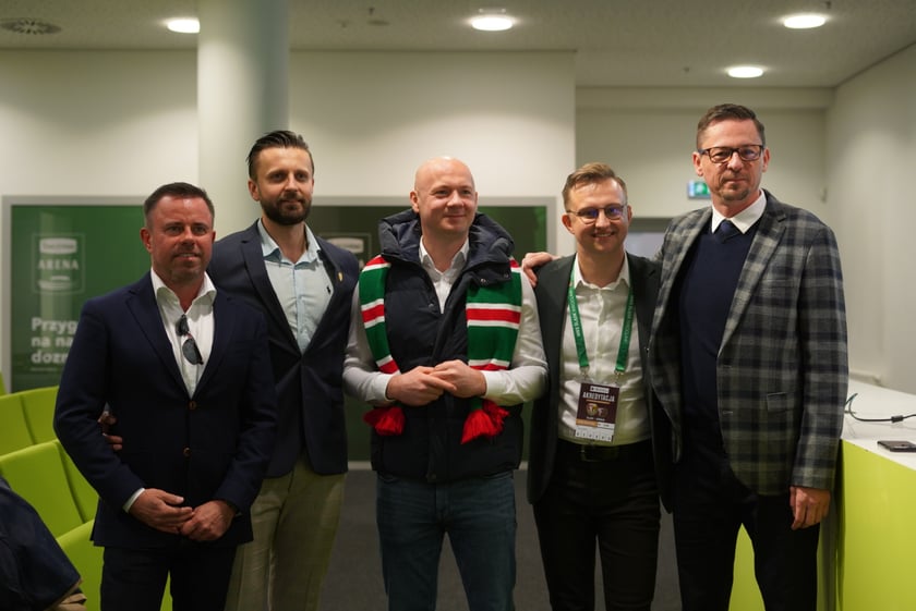 Seniorzy, nauczyciele i studenci na meczu Śląsk - Górnik