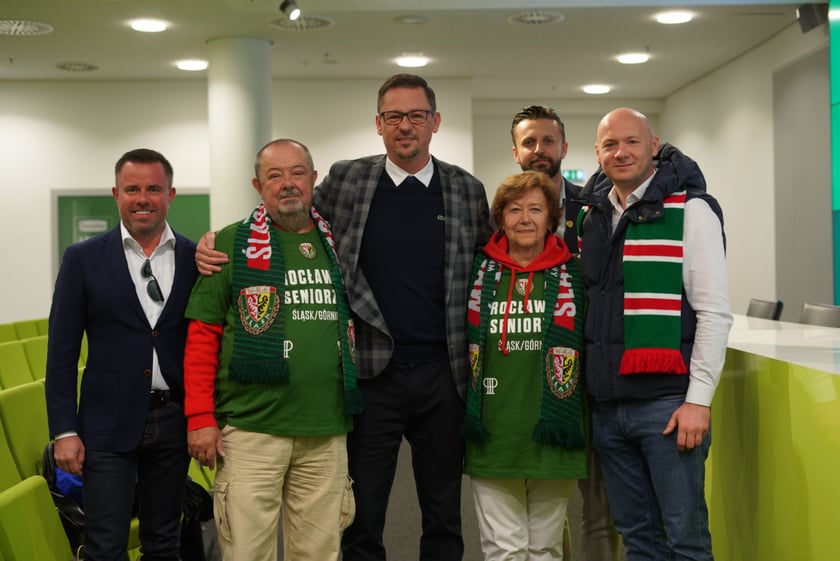 Seniorzy, nauczyciele i studenci na meczu Śląsk - Górnik