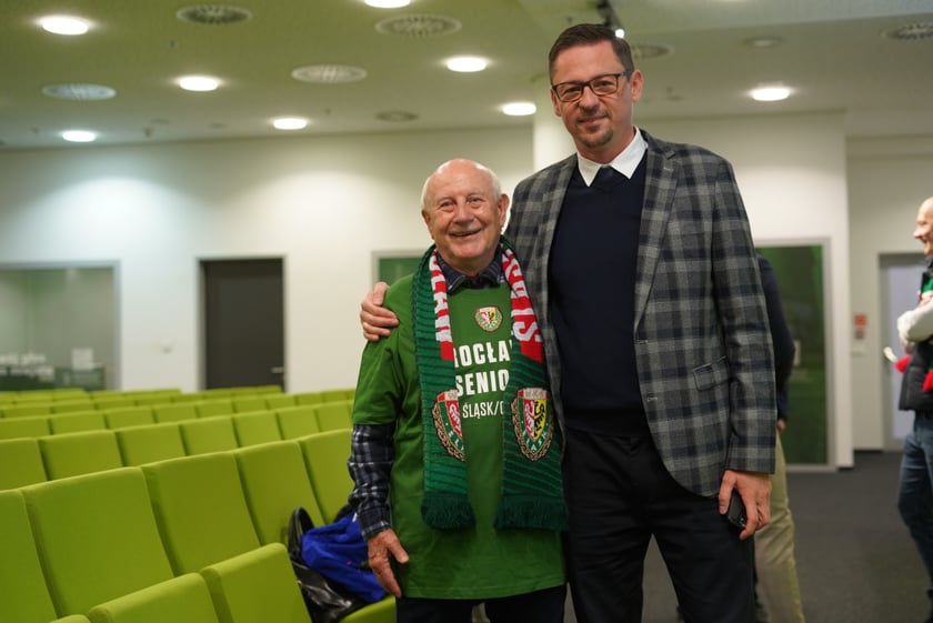 Seniorzy, nauczyciele i studenci na meczu Śląsk - Górnik