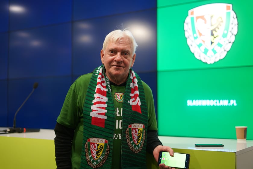 Seniorzy, nauczyciele i studenci na meczu Śląsk - Górnik