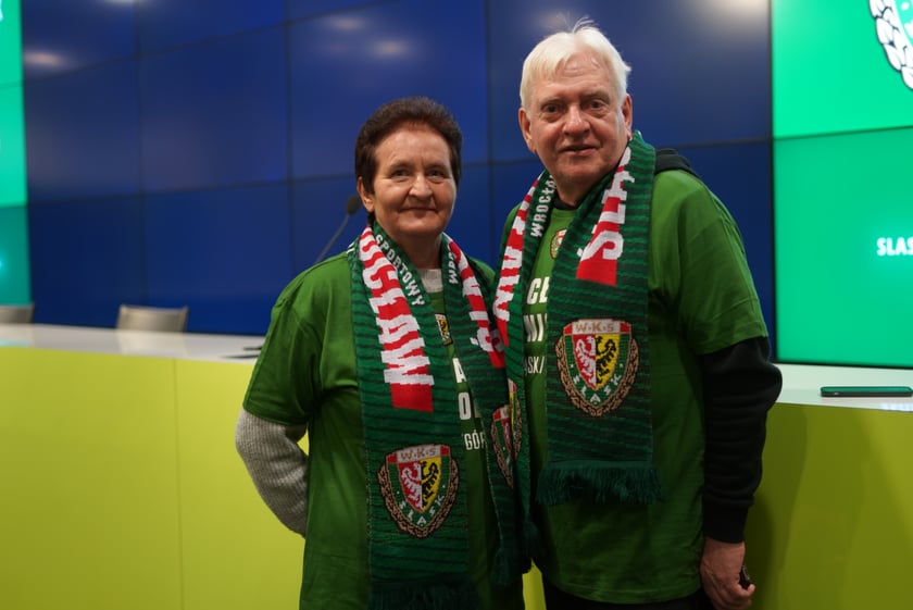 Seniorzy, nauczyciele i studenci na meczu Śląsk - Górnik