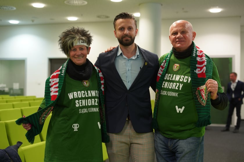 Seniorzy, nauczyciele i studenci na meczu Śląsk - Górnik