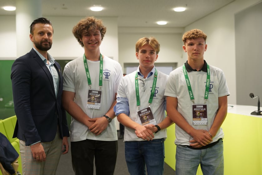 Seniorzy, nauczyciele i studenci na meczu Śląsk - Górnik