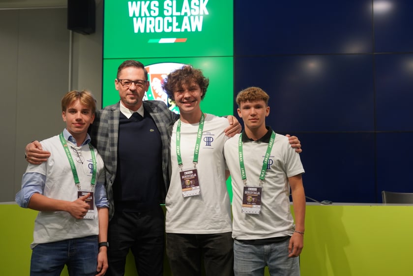 Seniorzy, nauczyciele i studenci na meczu Śląsk - Górnik